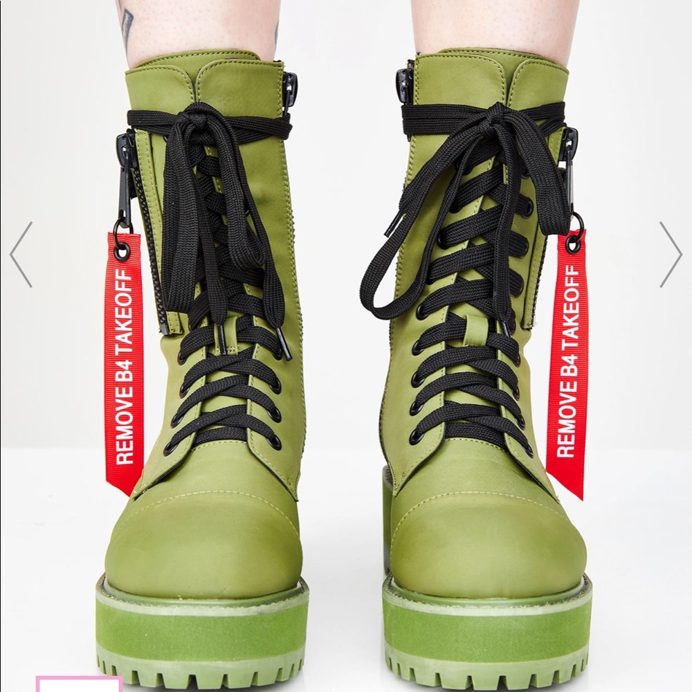 Poster girl army combat boots. Just like new .
